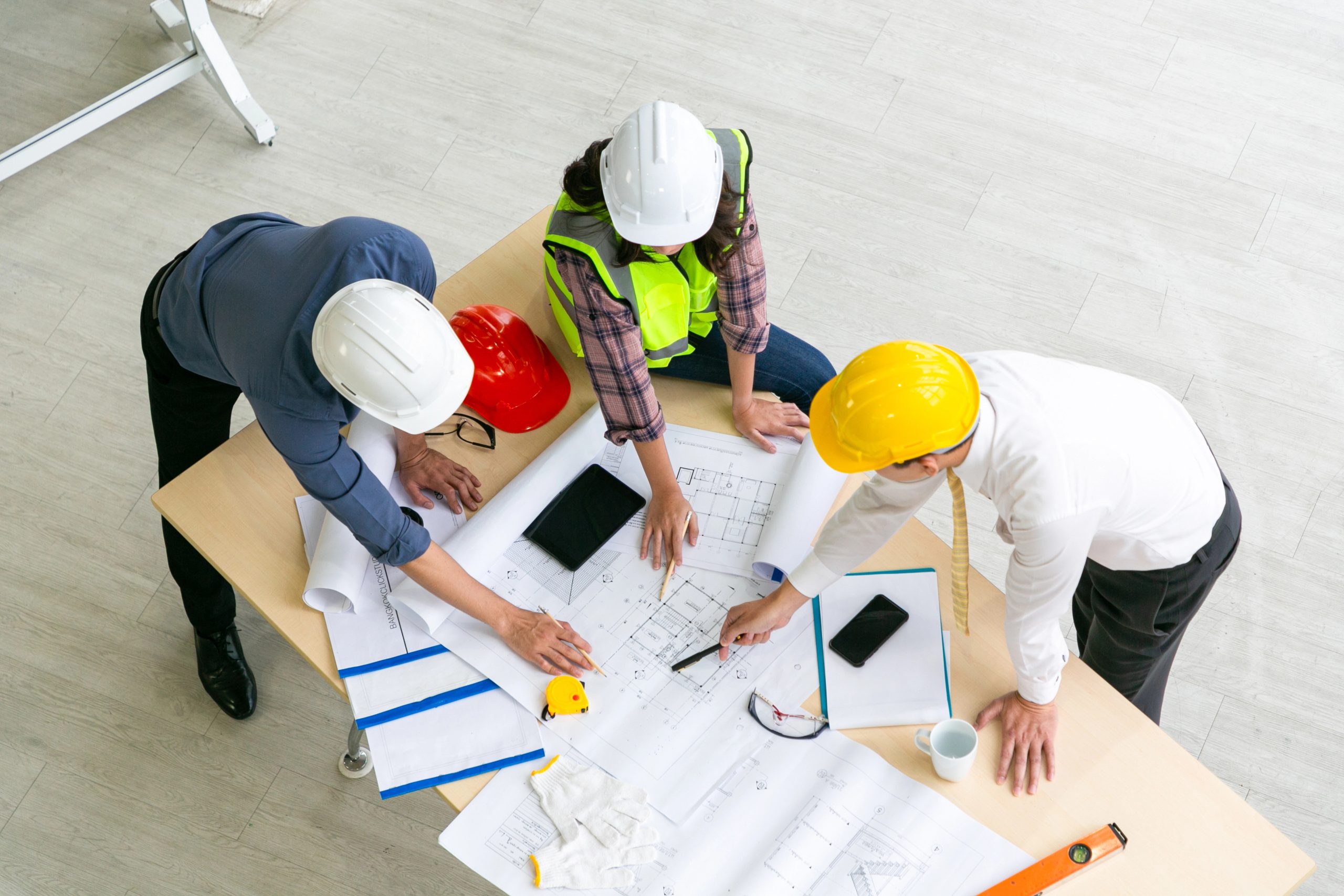 arquitectos e ingenieros planteando estrategias en diseno de planos scaled